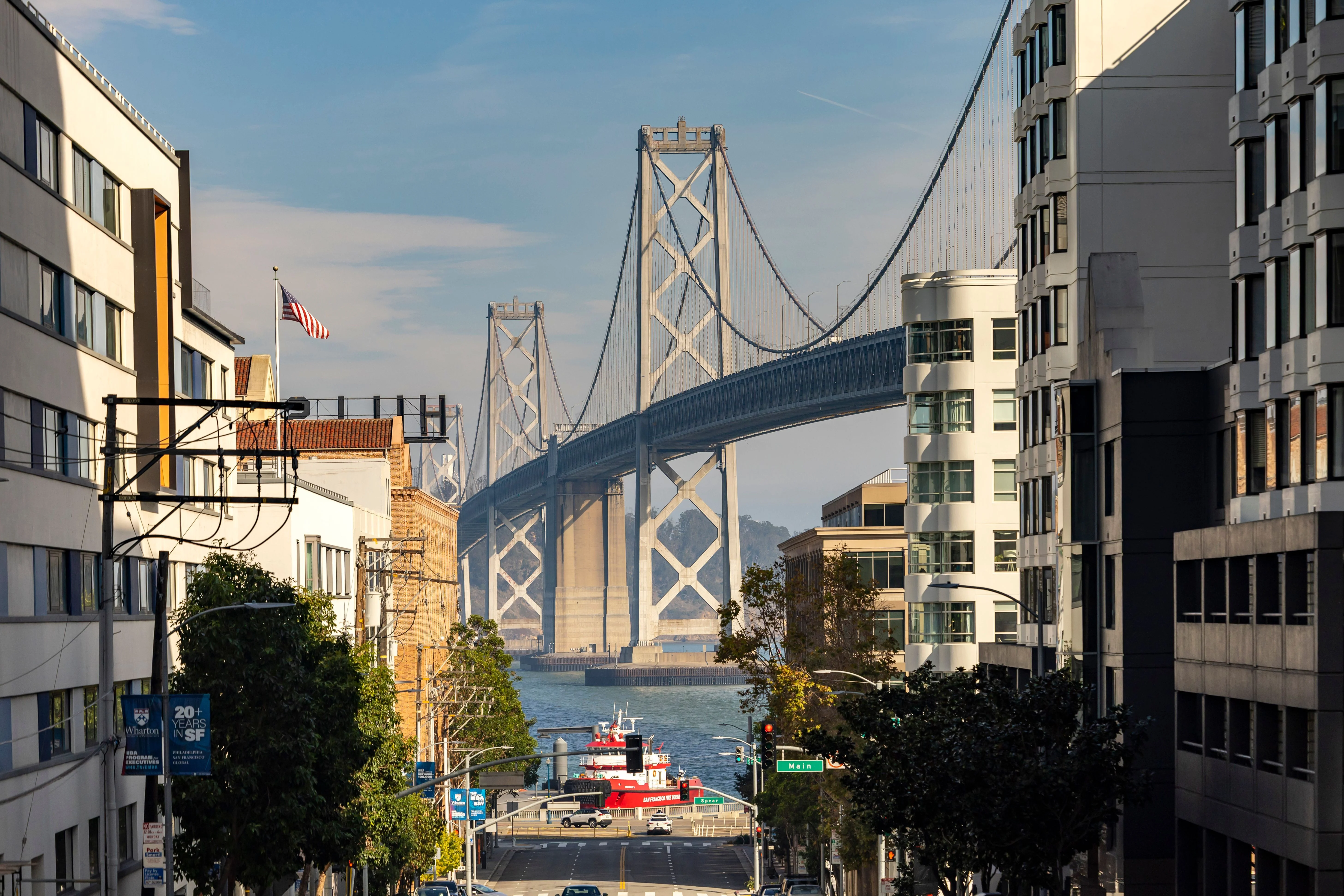 Cầu San Francisco–Oakland Bay nhìn từ một con phố San Francisco có các tòa nhà hai bên